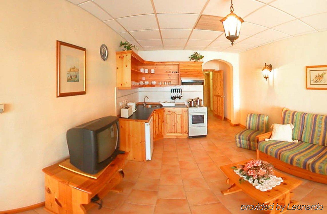 The Mediterranea Hotel & Suites St. Paul's Bay Pokoj fotografie